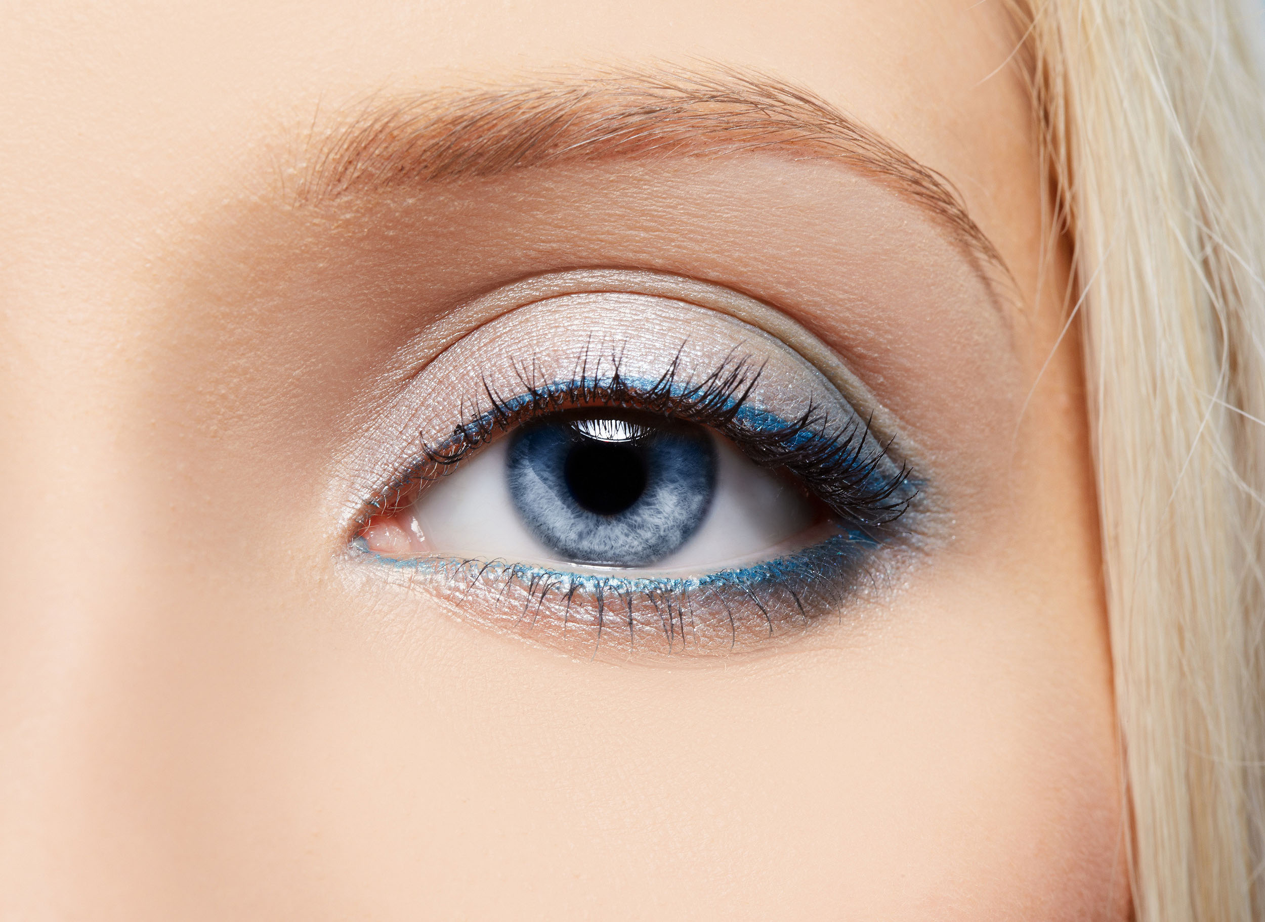 Светлые глазки. Макияж для голубых глаз. Макияж для серо-голубых глаз. Макияж с голубым карандашом для глаз. Красивые голубые глаза.